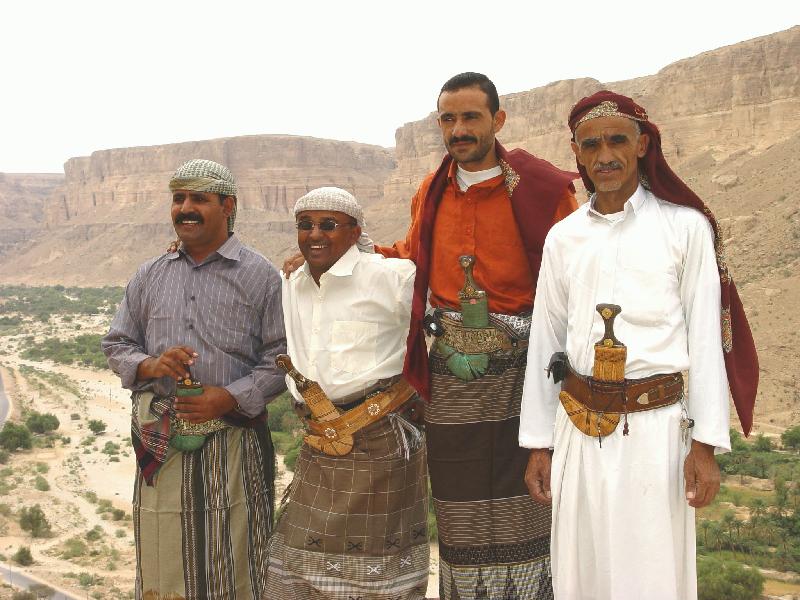 2007-10-12_08-47-01_wadi_458.jpg - WADI DAWAN: Khaled et les chauffeurs
