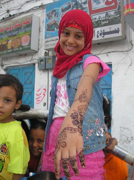 2007-10-12_16-13-17_almukalla_011.jpg - AL MUKALLA :tatouage au henné