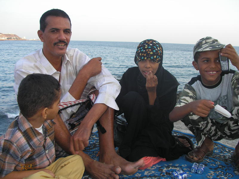 2007-10-12_16-59-51_almukalla_047.jpg - AL MUKALLA : pique nique