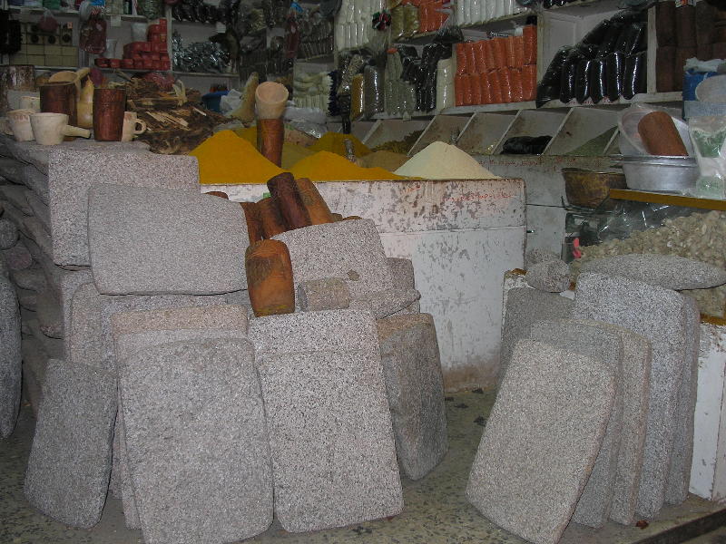 2007-10-17_19-36-37_taez_175.jpg - TAEZ : pierres à moudre