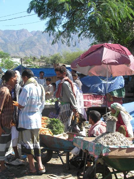 2007-10-18_09-32-15_tihama_001.jpg - Marché sur la route