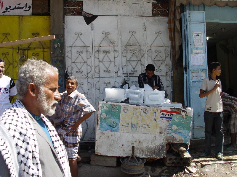 2007-10-18_10-20-20_tihama_003.jpg - Vendeur de glace