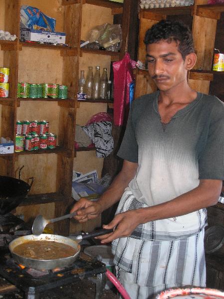 2007-10-19_08-48-51_hodeidah_076.jpg - Al Hodeidah :le port pause repas