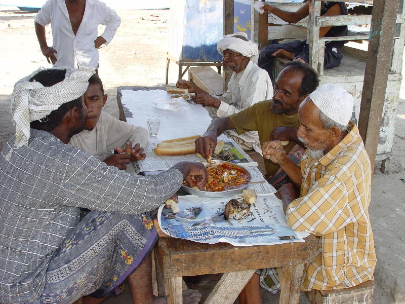 2007-10-19_08-49-27_hodeidah_077.jpg - Al Hodeidah :le port pause repas